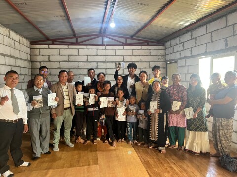 Nepalese christenen ontvangen boeken