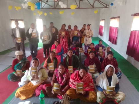 Nepalese christenen ontvangen boeken in hun kerk