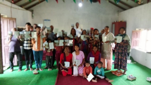 Nepalese christenen ontvangen boeken in hun kerk