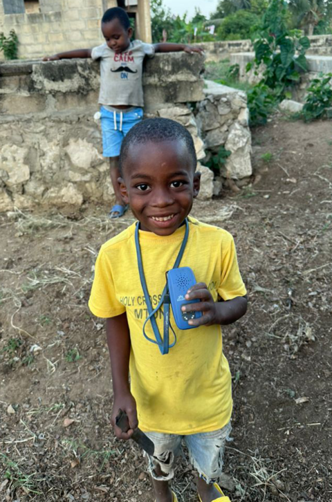 Afrikaans kind met met de gekregen audiospeler