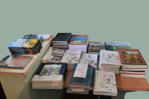Boekentafel met Oekra&iuml;ense lectuur