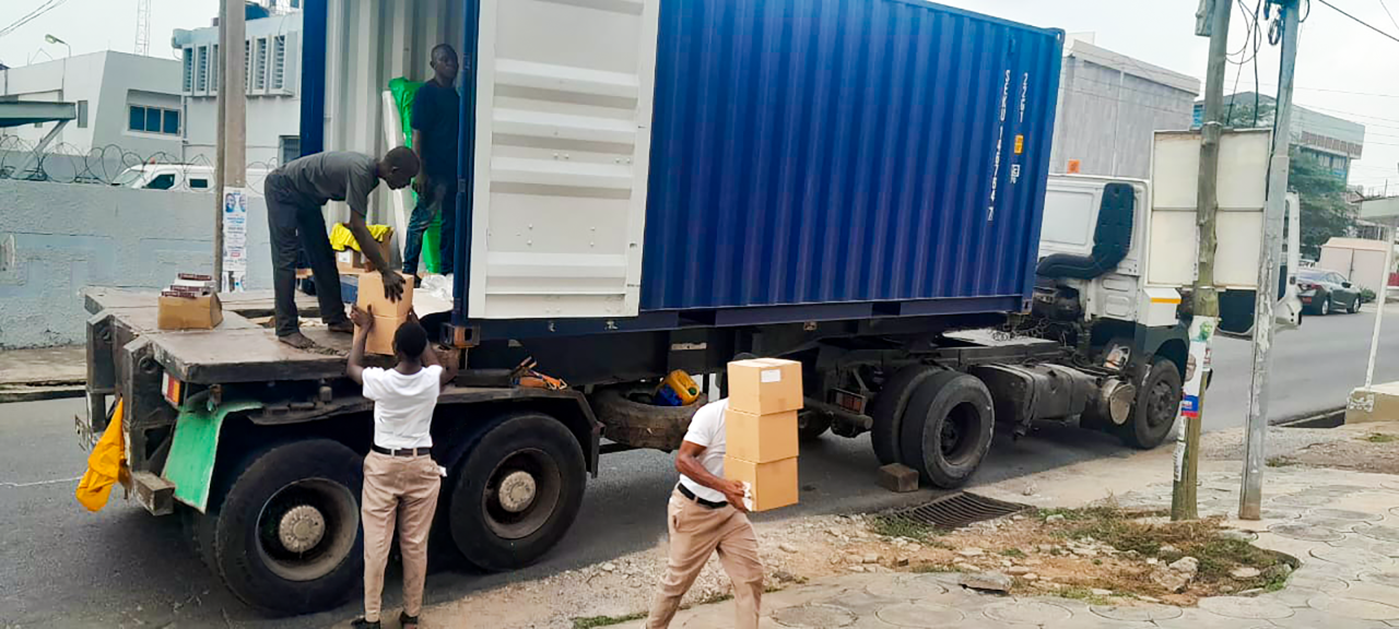 Levering boeken in Ghana, container lossen