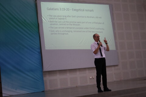 Ds. J.M. Evers tijdens de conferentie in Ghana