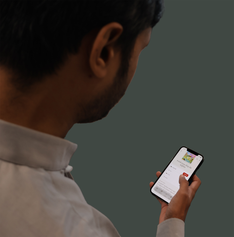 Indiase pastor met de app in Telugu