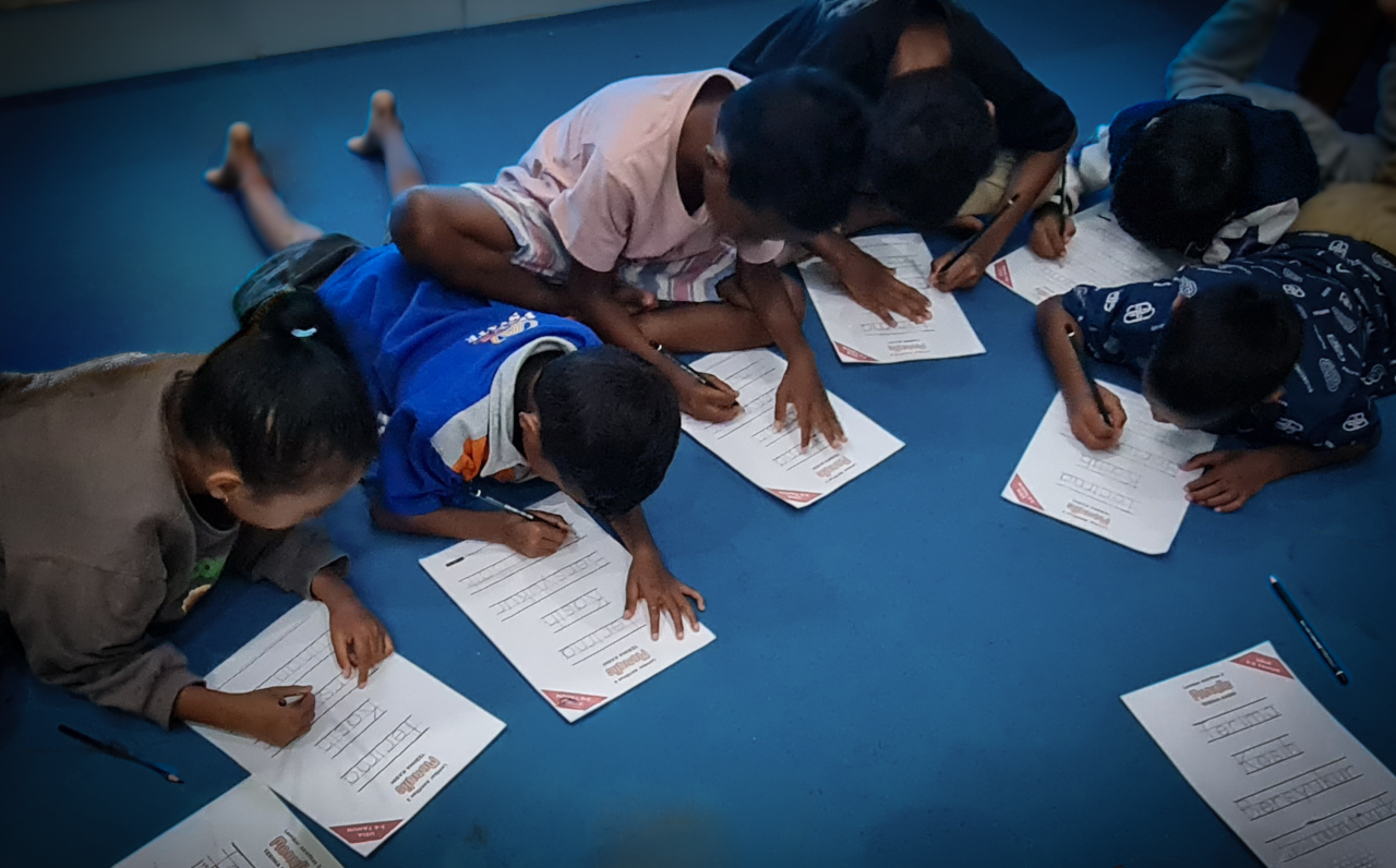 Indonesische kinderen maken opdrachten